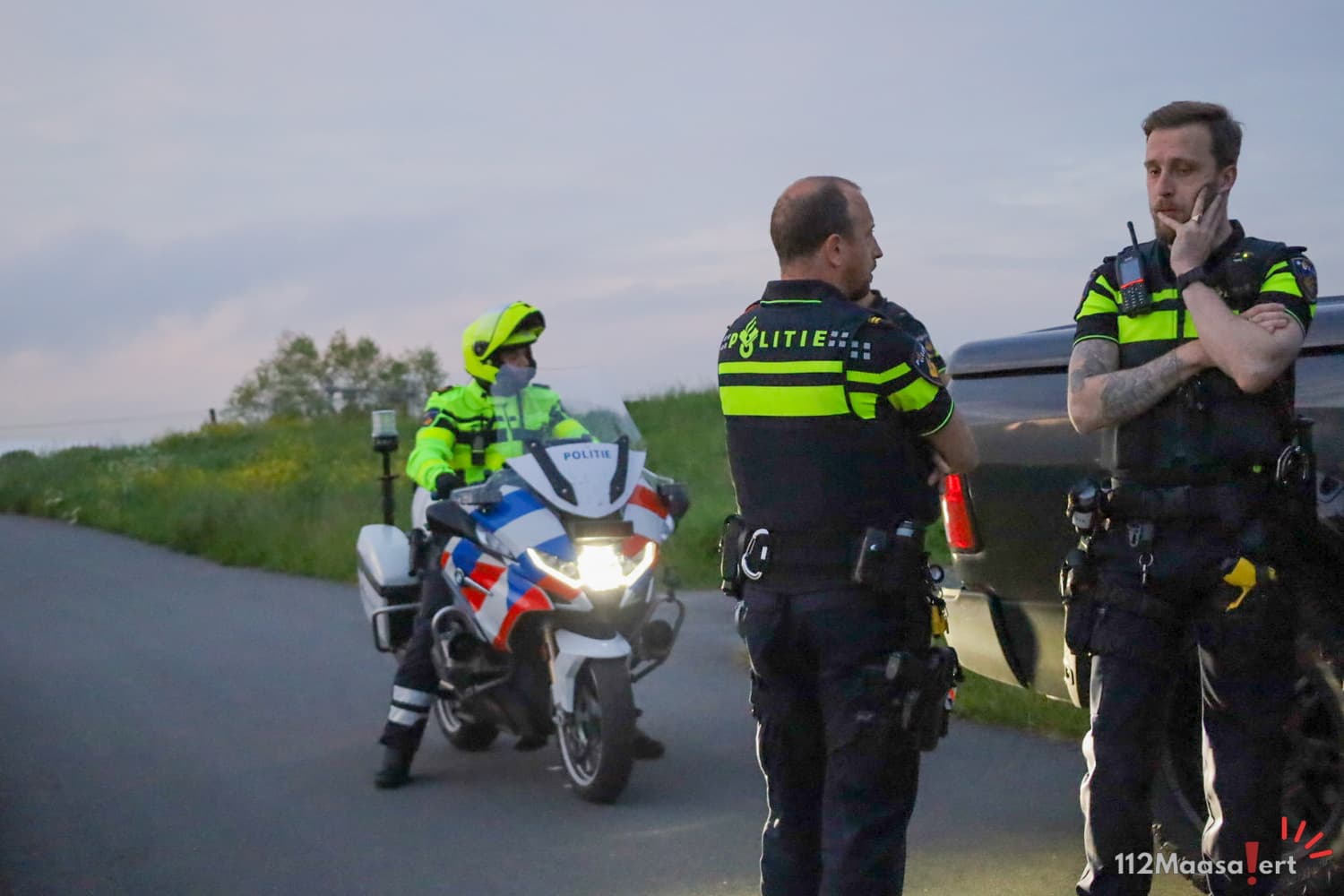 auto-over-de-kop-langs-maeslantkeringweg-in-hoek-v-1.jpeg