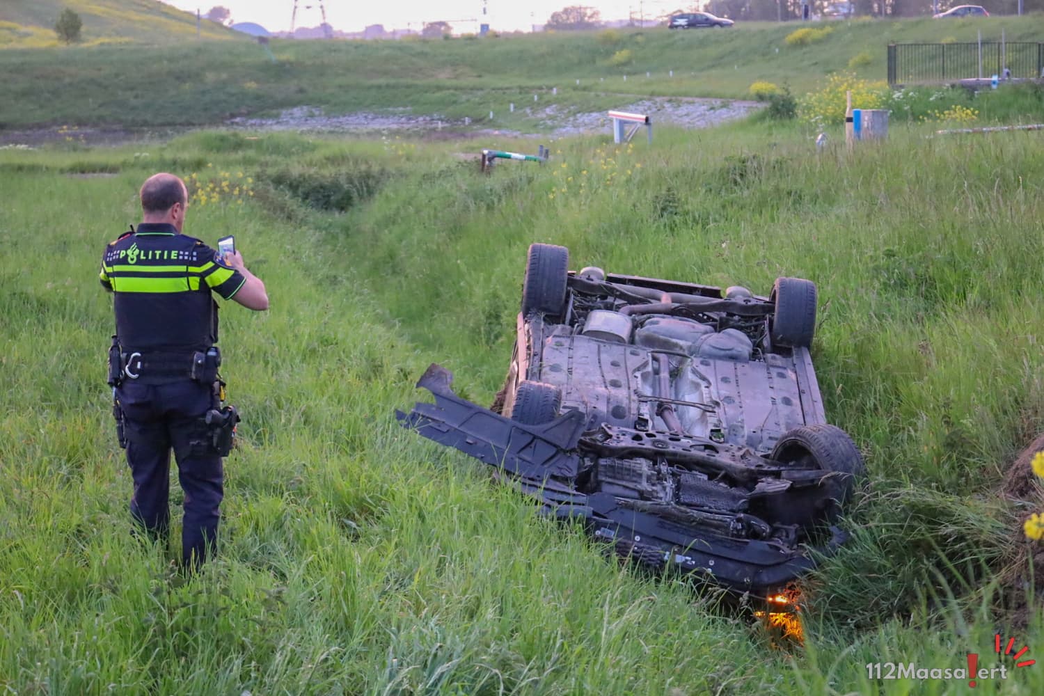 auto-over-de-kop-langs-maeslantkeringweg-in-hoek-v-3.jpeg