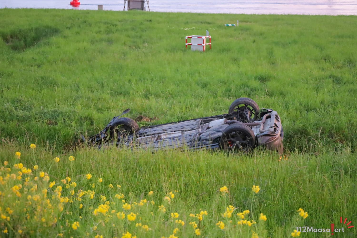 auto-over-de-kop-langs-maeslantkeringweg-in-hoek-v-6.jpeg