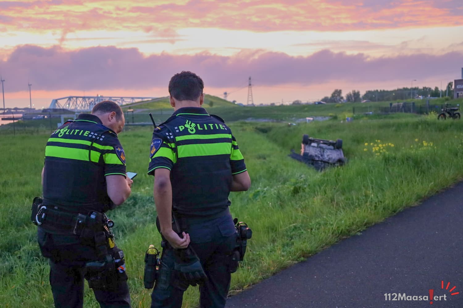 auto-over-de-kop-langs-maeslantkeringweg-in-hoek-v-7.jpeg