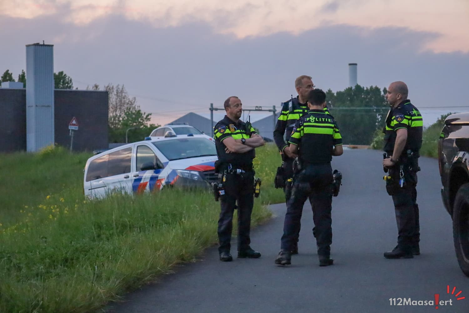 Auto over de kop langs Maeslantkeringweg in Hoek van Holland: inzittenden spoorloos verdwenen