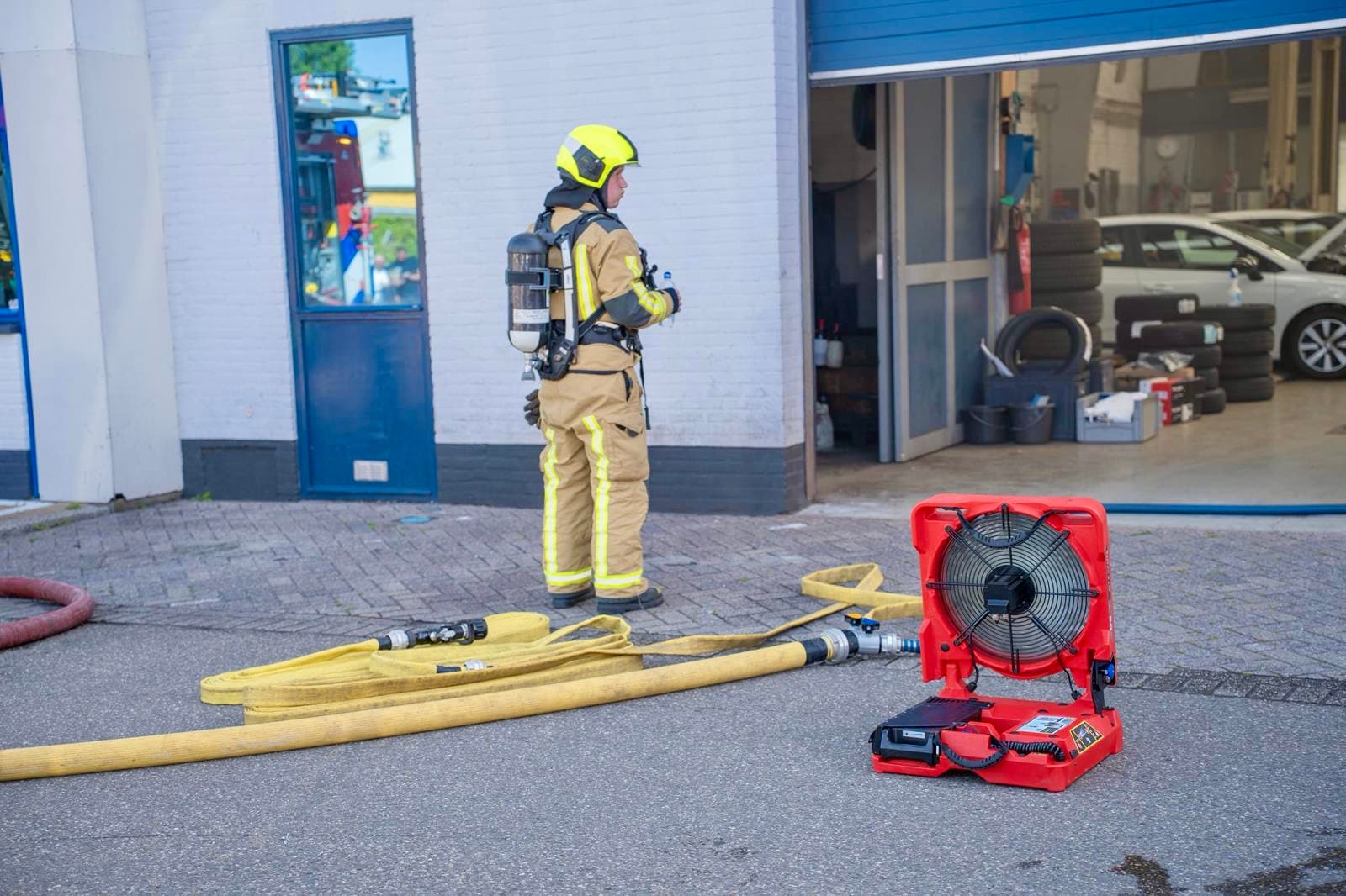 Flinke rookontwikkeling bij autobedrijf in Maasland door vastgelopen compressor